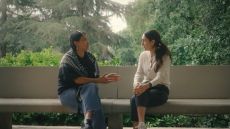 Dues dones parlant entre elles assegudes a un banc.